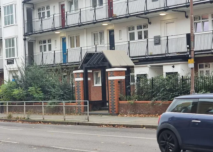 3 Bed Flat O2 Arena Dyson House